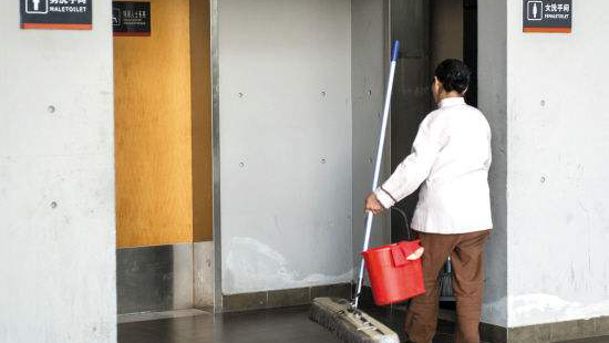 女子公廁產嬰幸遇熱心保潔員得以母女平安